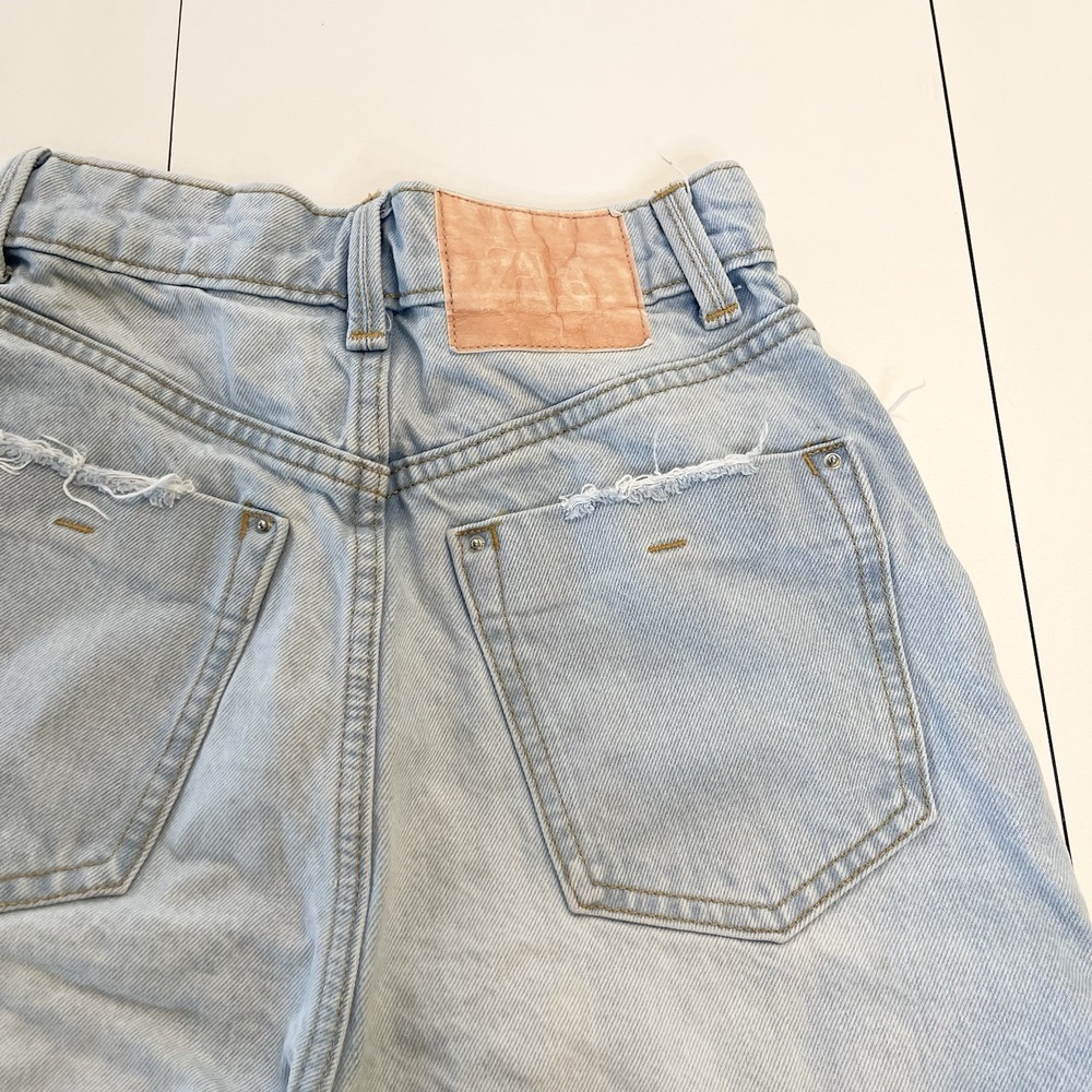 ZARA High Waist Denim Mom Shorts Light Blue Cotton Size 0 Vintage Vibes Distress - Picture 4 of 6